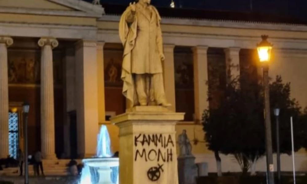 Βιασμός 24χρονης στη Θεσσαλονίκη: Έγραψαν συνθήματα κατά των βιαστών στο άγαλμα του Κολοκοτρώνη!